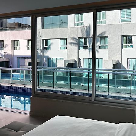 Candangolandia Jade Hotel Brasilia מראה חיצוני תמונה A view of the pool from a guest room