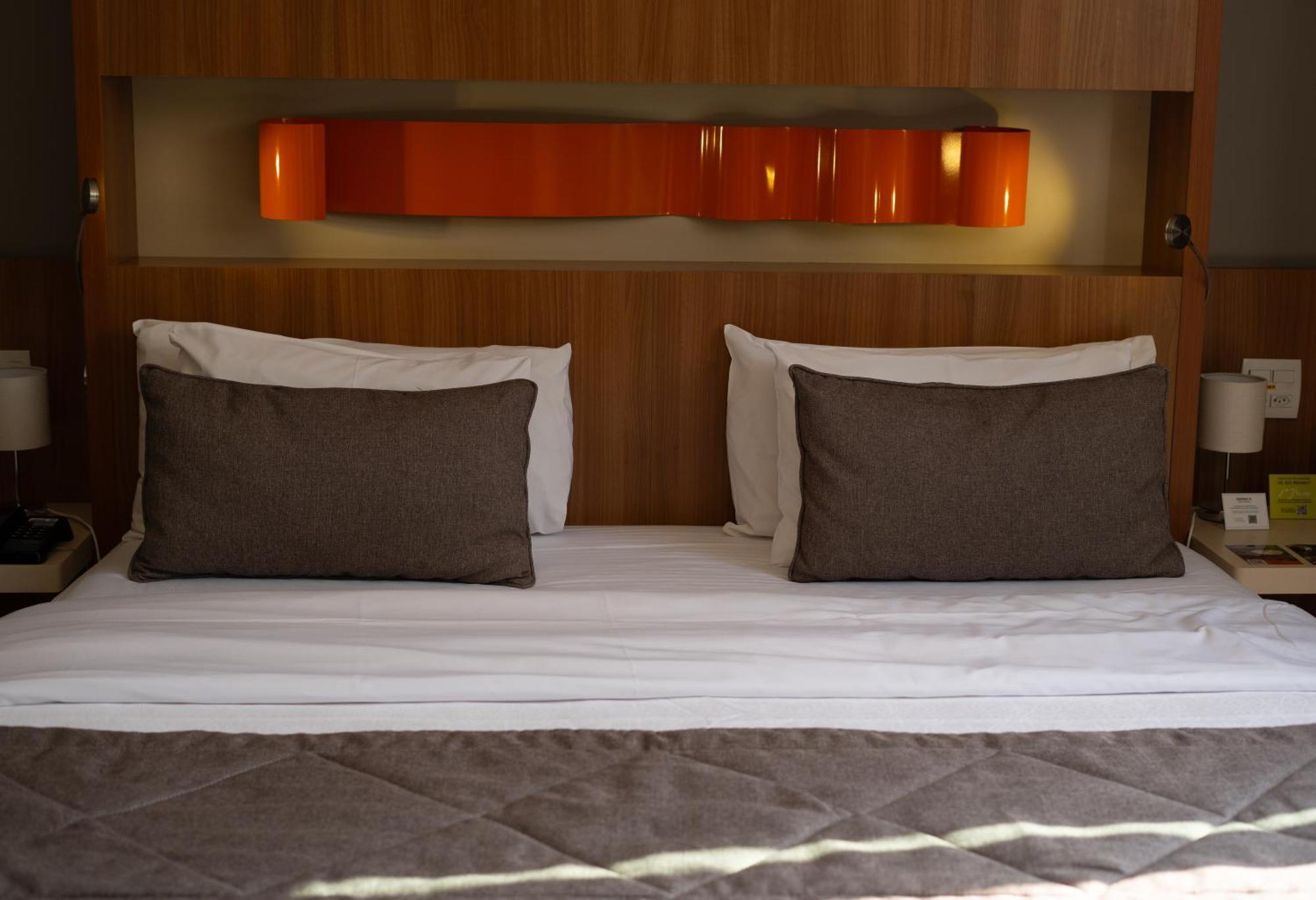 Candangolandia Jade Hotel Brasilia מראה חיצוני תמונה A bed with two cushions