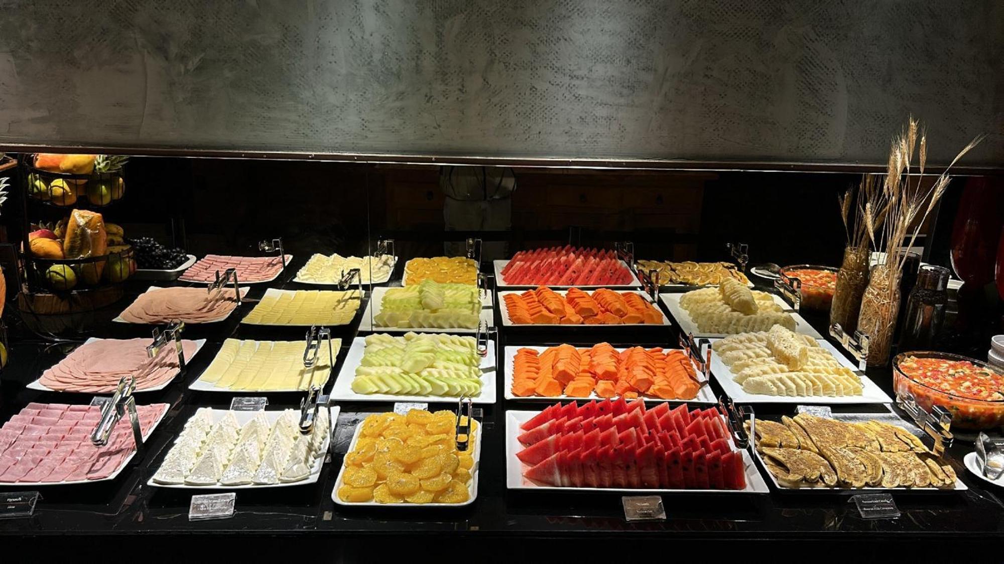 Candangolandia Jade Hotel Brasilia מראה חיצוני תמונה A selection of cold cuts at a buffet