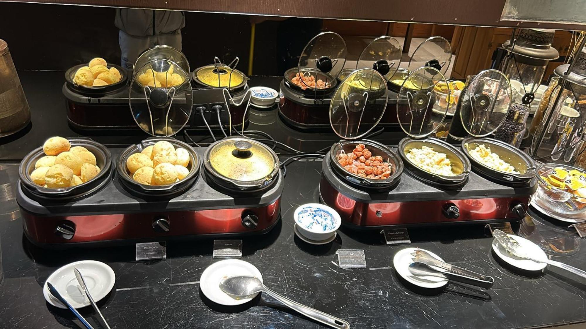 Candangolandia Jade Hotel Brasilia מראה חיצוני תמונה A selection of dim sum at a buffet