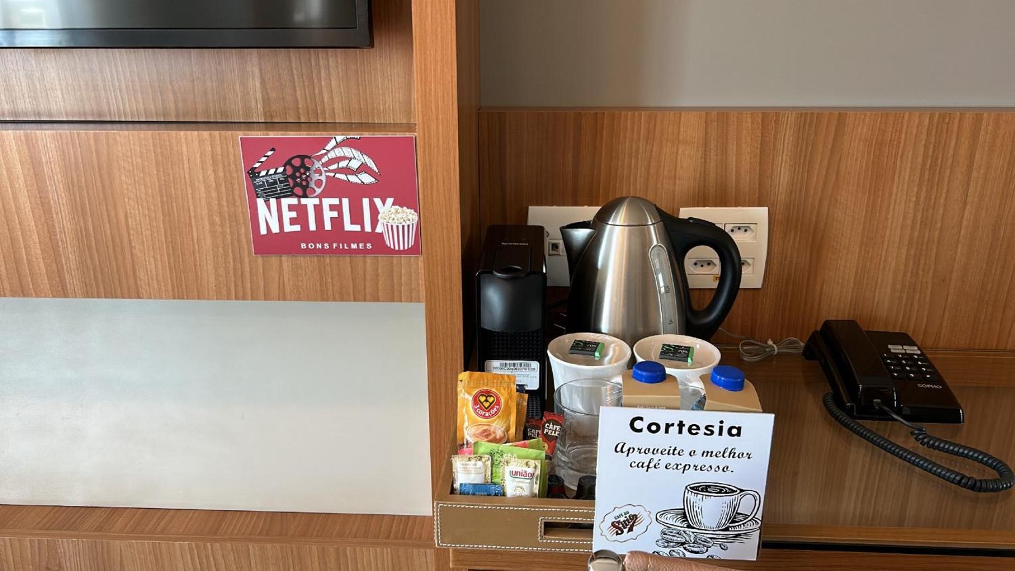 Candangolandia Jade Hotel Brasilia מראה חיצוני תמונה A Netflix sticker in a hotel room