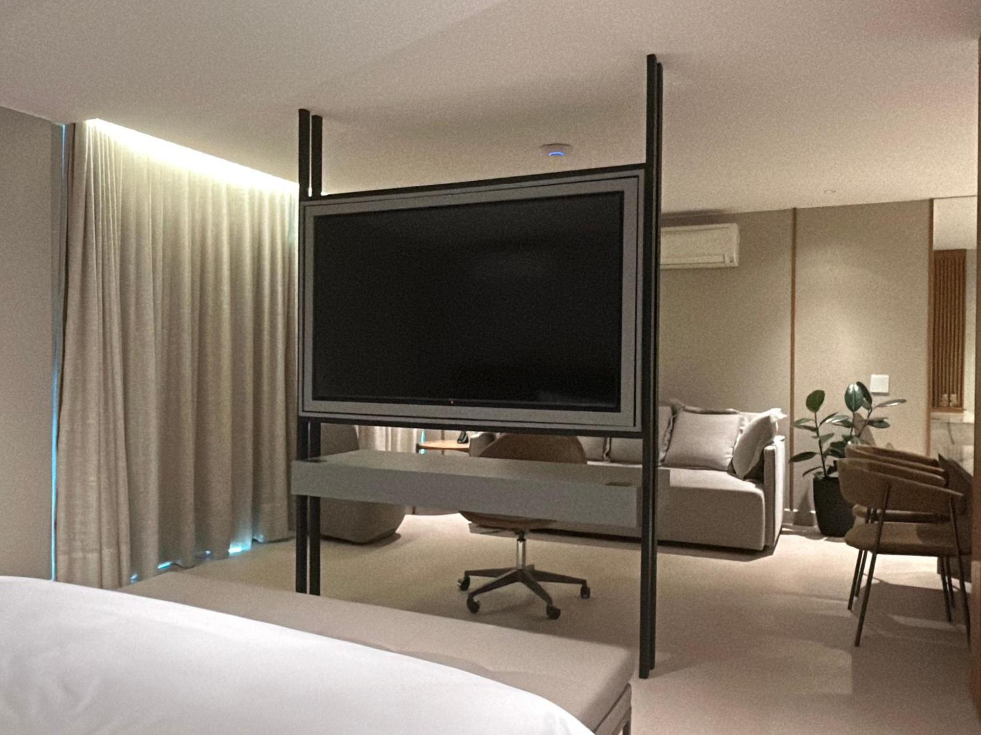 Candangolandia Jade Hotel Brasilia מראה חיצוני תמונה A television in a hotel room